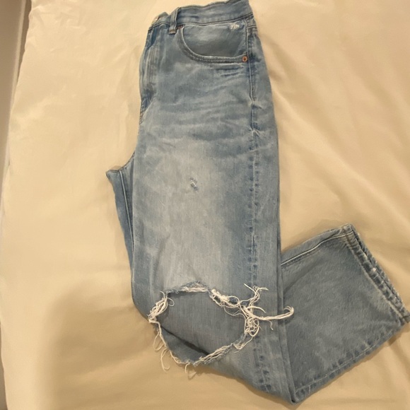 AE  high rise ripped boyfriend Jean Size 10 - Picture 1 of 3